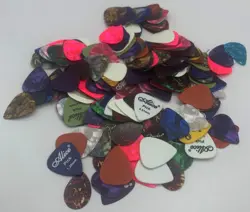 MIXED LOT GUITAR PICKS 198PC VARIETY THIN MED & HEAVY FENDER ALICE UNBRANDED