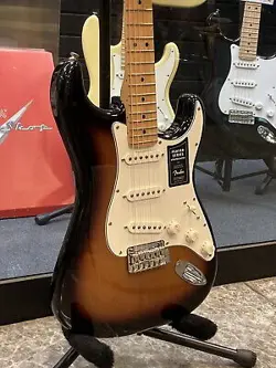 FENDER PLAYER STRATOCASTER MAPLE FINGERBOARD 3-COLOR SUNBURST USED W/SOFT CASE