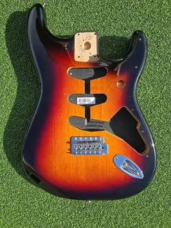 FENDER CLASSIC SERIES '60S STRATOCASTER BODY 3-COLOR SUNBURST MIM STRAT