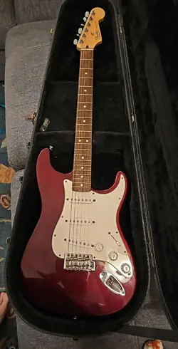 2001 FENDER STRATOCASTOR ELECTRIC GUITAR W HARD CASE IN CANDY COLA COLOR MIM