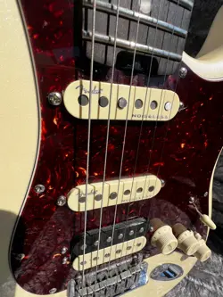 ELITE STRATOCASTER HSS