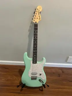 USED FENDER LIMITED EDITION TOM DELONGE SIGNATURE STRATOCASTER 2023 - SURF GREEN