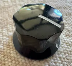 1 FENDER JAZZ BASS VOLUME OR TONE FULL SIZE SET SCREW KNOB IN BLACK / WHITE LINE