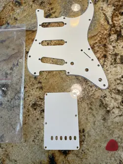 PICKGUARD WHITE STRATOCASTER/STRAT