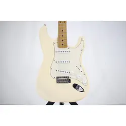 FENDER CLASSIC 70S STRATOCASTER USED MAPLE FINGERBOARD WHITE W/SOFT CASE