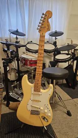 ELECTIC GUITAR FENDER STRATOCASTER MADE IN JAPAN CREAM COLOR