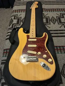 FENDER DELUXE STRATOCASTER - VINTAGE BLONDE WITH MAPLE FINGERBOARD