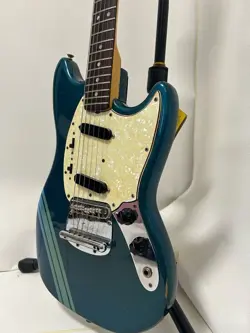 FENDER MUSTANG COMPETITION