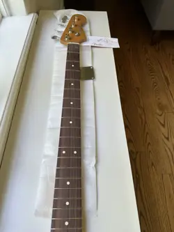 FENDER VINTERA II 60S P  BASS NECK & TUNERS & NECK PLATE  ROSEWOOD