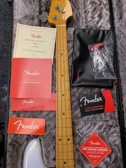 FENDER AMERICAN ULTRA PRECISION BASS 4-STRING BASS GUITAR ARCTIC PEARL