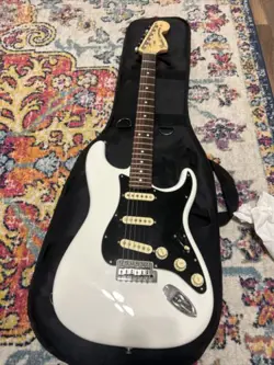 FENDER AMERICAN PERFORMER STRATOCASTER - ARCTIC WHITE WITH ROSEWOOD FINGERBOARD