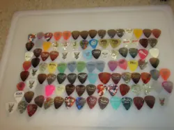 HUGE GUITAR PICK LOT MANY VINTAGE LOTS OF FENDER + MORE BRANDS 104 PICKS TOTAL