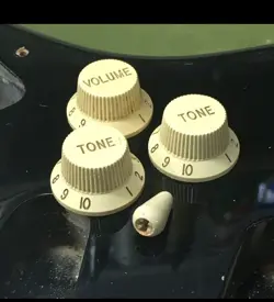 3 VINTAGE FENDER STRAT MIJ JAPAN 4 SPOKE KNOBS 1980S AGED CREAM NATURAL RELIC