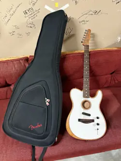 WHITE FENDER ACOUSTIC/