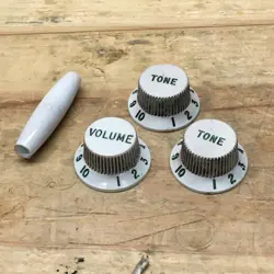 3 VINTAGE 60S REISSUE FENDER STRAT GREEN FONT STRATOCASTER KNOBS WHITE NOS RELIC