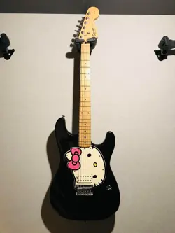 HELLO KITTY SQUIER BY FENDER BLACK STRATOCASTER ELECTRIC GUITAR USED SANRIO JPN