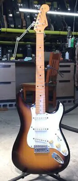 VINTAGE STRATOCASTER 1981