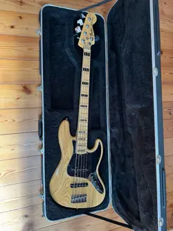 ELECTRIC BASS GUITAR FENDER AMERICAN DELUXE V MODEL JAZZ NATURAL
