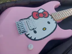 FENDER HELLO KITTY STRATOCASTER PINK