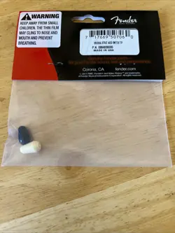 AGED WHITE/PLASTIC STRAT