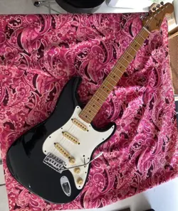 MAPLE NECK STRATOCASTER