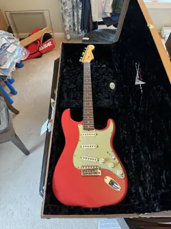 FENDER CUSTOM SHOP '62/63 STRATOCASTER REISSUE JOURNEYMAN RELIC AGED FIESTA RED