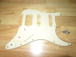 FENDER 2004 USA WHITE 3 PLY STRATOCASTER PICKGUARD