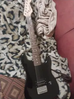 BLACK EXPLORER ELECTRIC GUITAR 6-STRING SOLID IT A FENDER STRATOCASTER