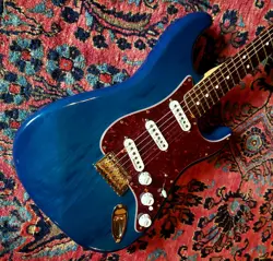 MINTY 2006 FENDER DELUXE PLAYERS STRATOCASTER, ROSEWOOD FRETBOARD, SAPPHIRE BLUE