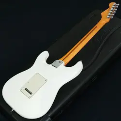 ULTRA STRATOCASTER ARCTIC