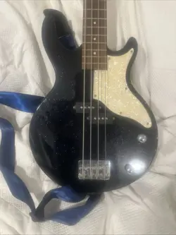 BASS GUITAR FIRST ACT WITH FENDER MUSICAL INSTRUMENT SP.10 AMPLIFIER