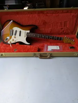 ELECTRIC GUITAR FENDER 1993 VINTAGE 62 STRATOCASTER SUNBURST USA & HARD CASE