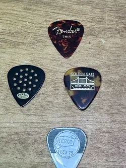 GUITAR PICKS FENDER