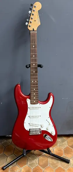 VINTAGE 1992 FENDER STRATOCASTER ELECTRIC GUITAR - RED - MEXICO