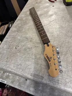 YAMAHA EG-112 GUITAR