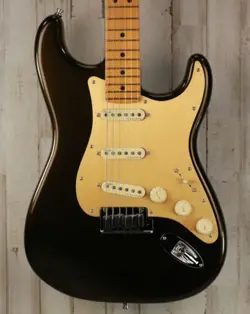 USED FENDER AMERICAN ULTRA STRATOCASTER (105)