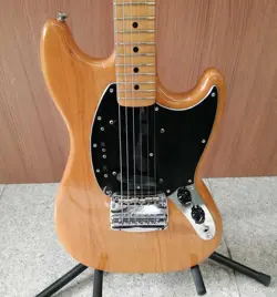 ( FENDER) MUSTANG NATURAL MADE IN USA 1977 VINTAGE SOLID BODY ELECTRIC GUITAR