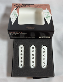 GENUINE FENDER '54 STRATOCASTER STRAT GUITAR WHITE PICKUPS SET, NEW IN OPEN BOX