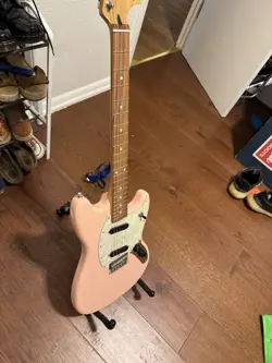 PINK FENDER MUSTANG