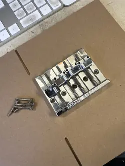 VINTAGE LEO QUAN BADASS II 4-STRING HIGH-MASS BASS BRIDGE FITS FENDER P / J BASS