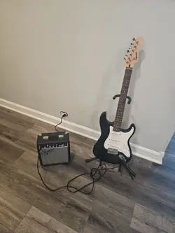 BLACK ELECTRIC GUITAR FULL SET - FENDER HOLDER AMP FRONTMAN 10G SQUIER