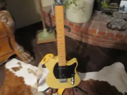 FIRST ACT ELECTRIC GUITAR ME 302 BLOND GUITAR WITH FENDER STRAP