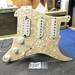 OLD 90'S FENDER / SQUIER HSS STRAT LOADED PICKGUARD POTS SWITCH KNOBS RELIC?