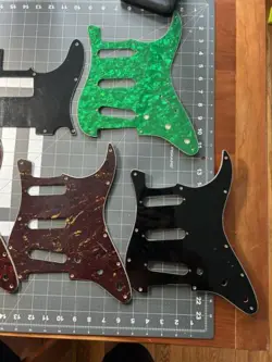 PICK GUARD LOT