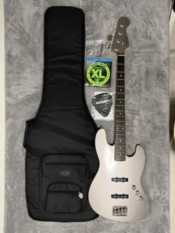 HAND-DELIVERED EXCLUSIVE FENDER JAZZ BASS AERODYNE SPECIAL SET