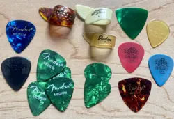 VARIOUS GUITAR PICKS INCLUDING DUNLOP, PLANET WAVES, FENDER, BASS & THUMB PICKS