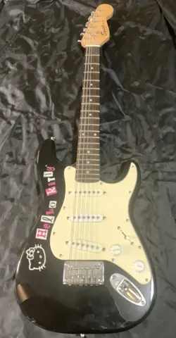SQUIER BY FENDER HELLO KITTY MINI STRAT