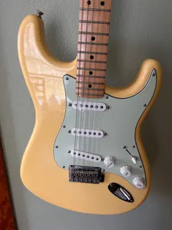 BUTTER/MINT USED FENDER STRATOCASTER MADE IN MEXICO
