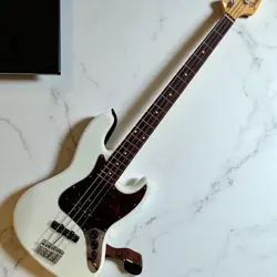 FENDER JAPAN TRADITIONAL 60S JAZZ BASS WITH SOFT CASE AND ACCESSORIES