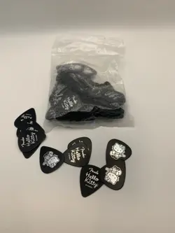 INDIVIDUAL HELLO KITTY X FENDER GUITAR PICKS